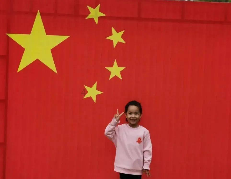 春晚彩排暴露明星素质:岳云鹏脱帽鞠躬,有人却随地吐口香糖